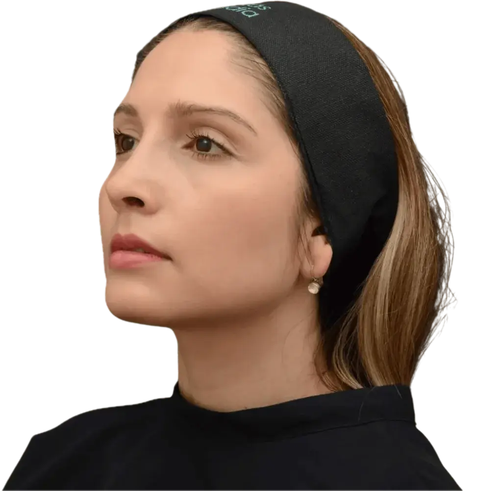 Paciente mujer del doctor Nicolás Heredia mostrando los resultados del tratamiento de rinoplastia y rinomodelación con ácido hialurónico.