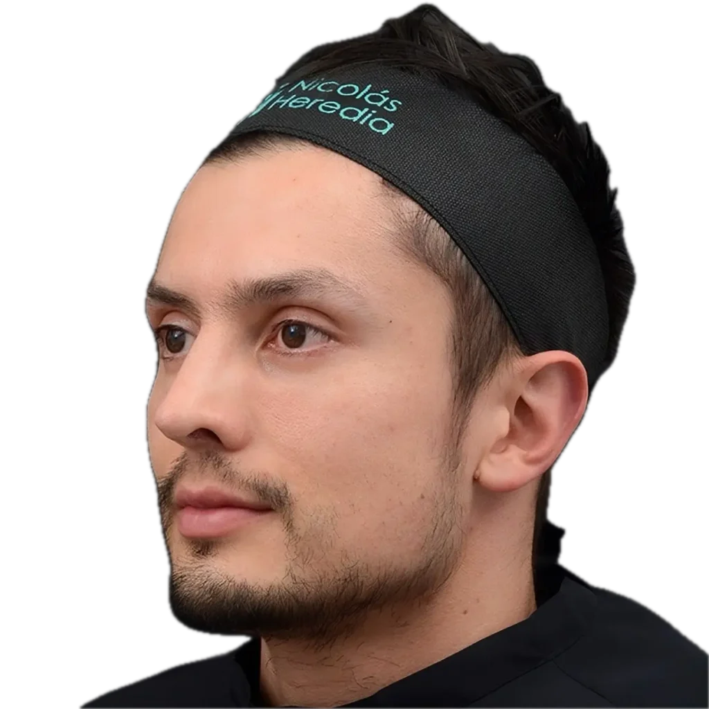 Paciente hombre del doctor Nicolás Heredia mostrando los resultados del tratamiento de ojeras con acido hiluronico.