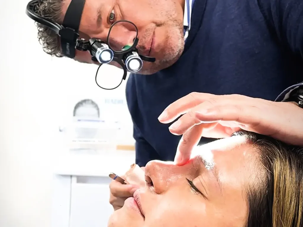 Doctor Nicolás Heredia realizando una valoración de rinoplastia en Bogotá, Colombia.